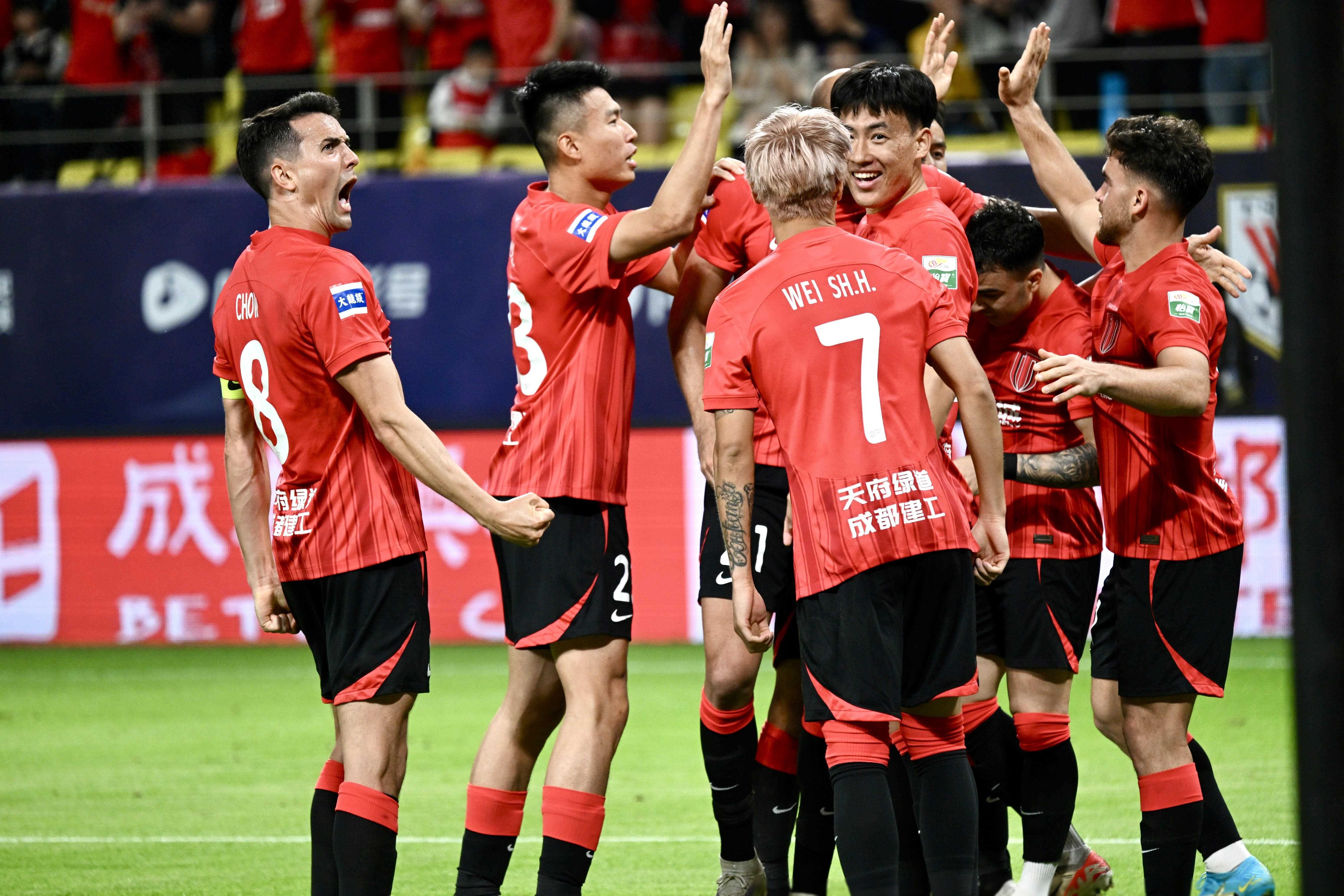 大发娱乐官方网站-顶级球队展现实力，赢得球迷热烈掌声(顶级足球运动员都有志为顶级球队效力翻译)