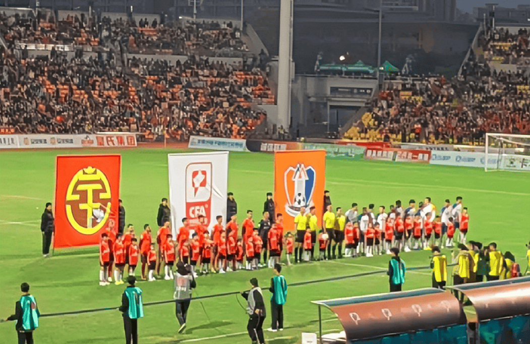 顶级球队展现实力，赢得球迷热烈掌声(顶级足球运动员都有志为顶级球队效力翻译)